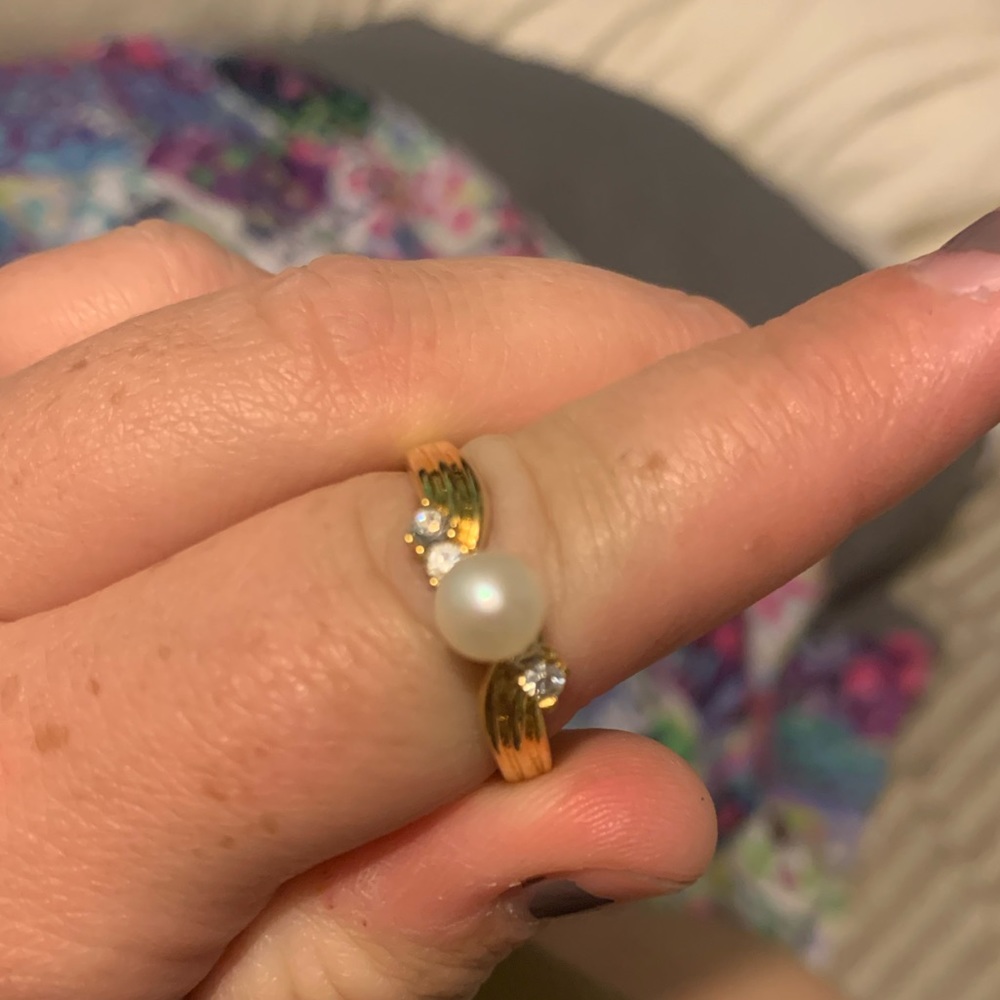 Avon perl ring. - Picture 2 of 2